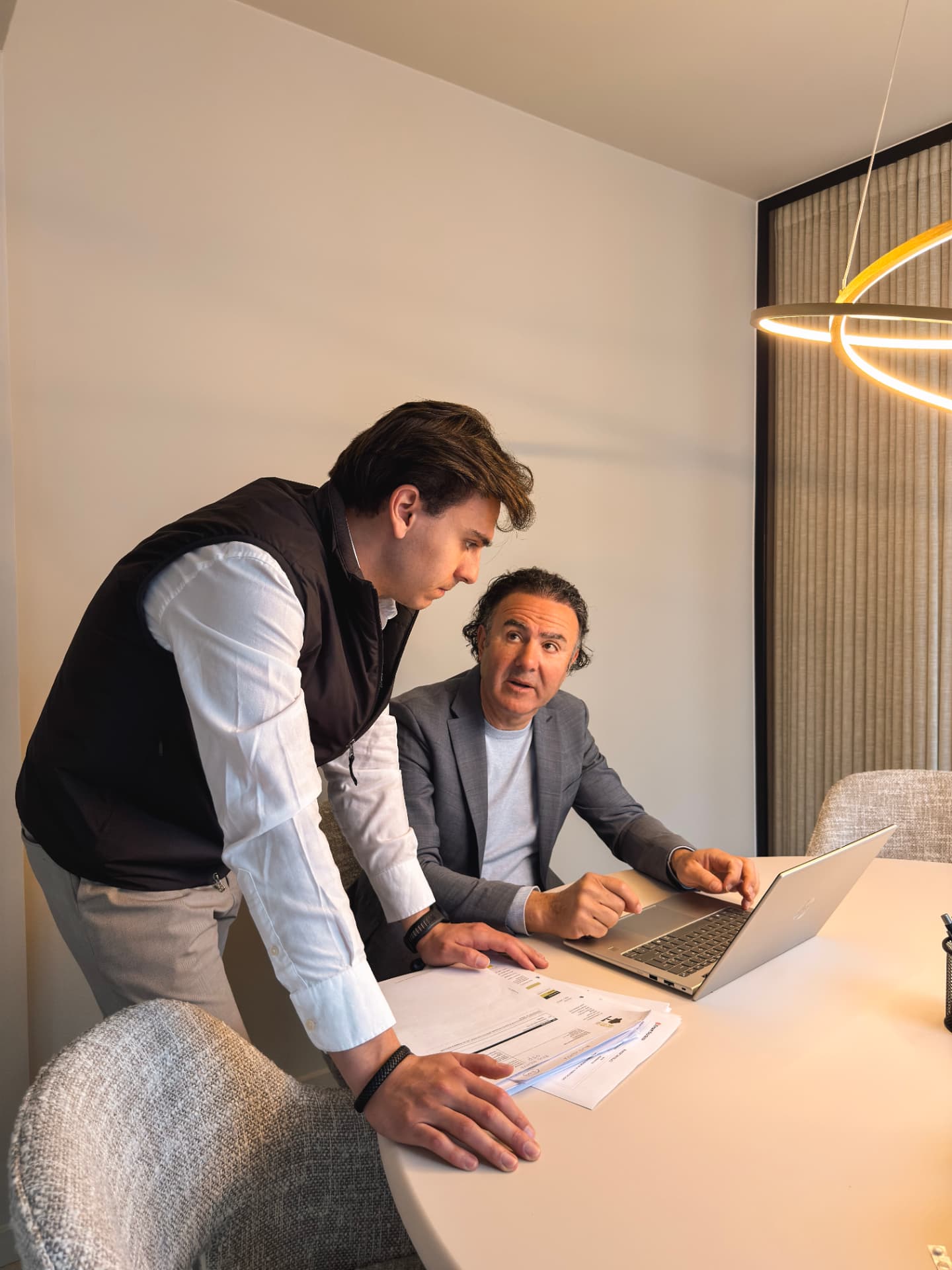 Overleg aan tafel op kantoor