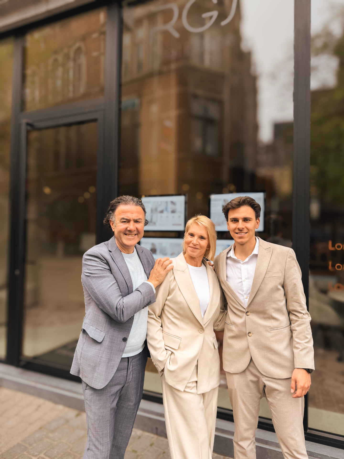 Het familieteam van RGS Real Estate voor het kantoor in Leuven