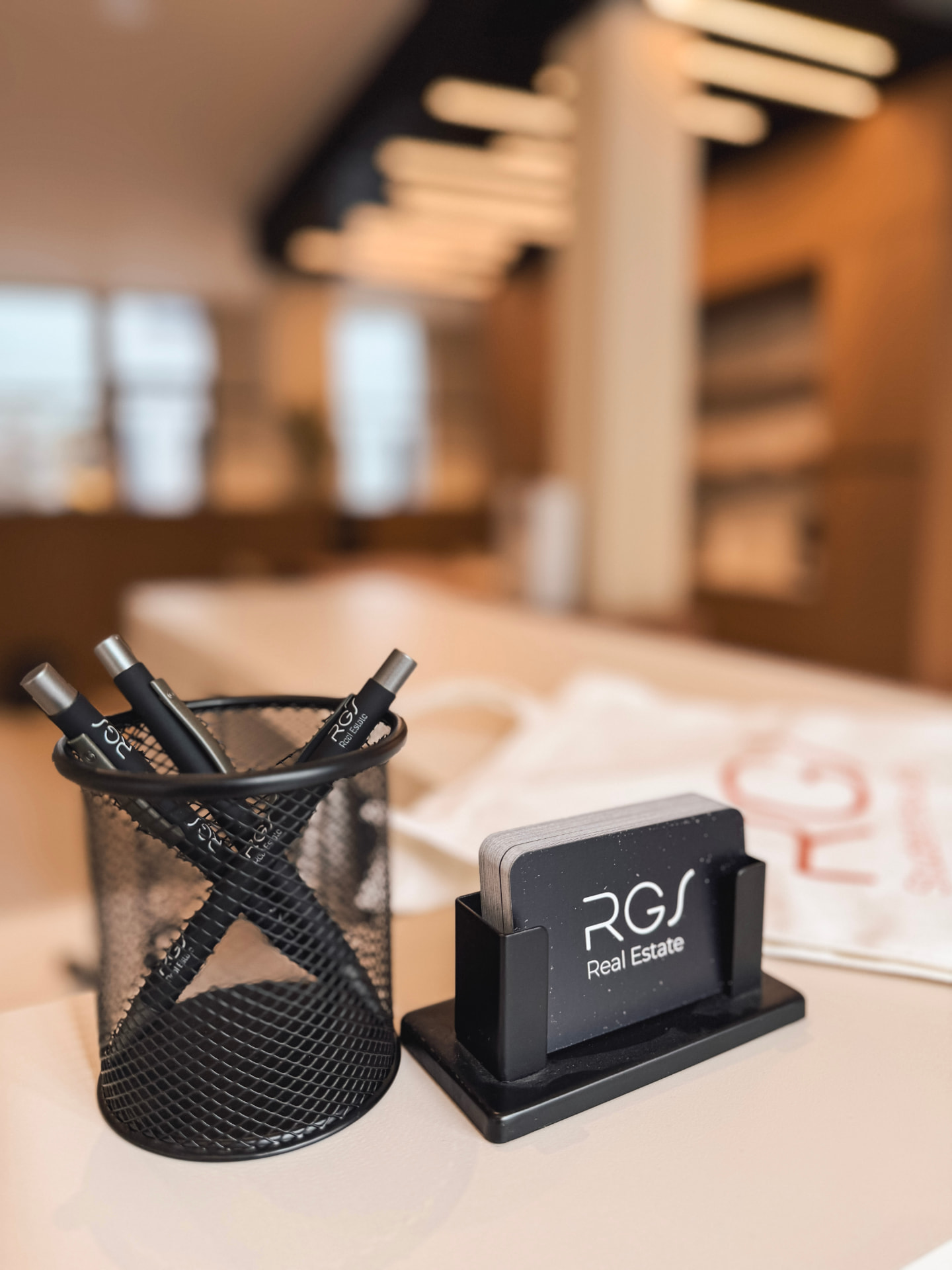 RGS Real Estate visitekaartjes op kantoor